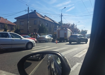 Motociclist lovit de o maşină într-o intersecţie din Timişoara