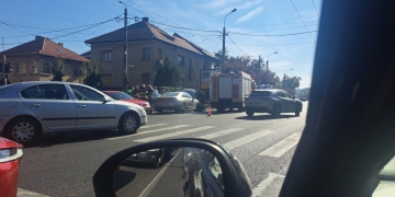 Motociclist lovit de o maşină într-o intersecţie din Timişoara