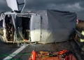 Camionetă răsturnată pe autostrada A1, în judeţul Timiş! O femeie a ajuns la spital FOTO