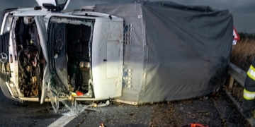 Camionetă răsturnată pe autostrada A1, în judeţul Timiş! O femeie a ajuns la spital FOTO