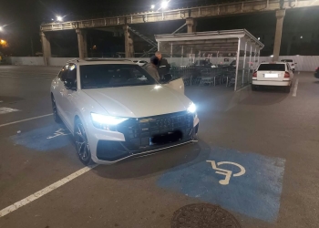 Şofer amendat cu 2.000 lei după ce a parcat pe două locuri destinate persoanelor cu dizabilităţi, la Timişoara