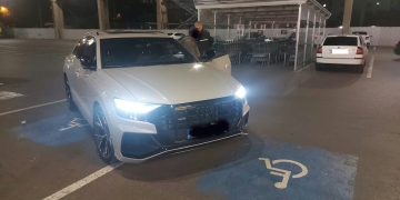 Şofer amendat cu 2.000 lei după ce a parcat pe două locuri destinate persoanelor cu handicap, la Timişoara