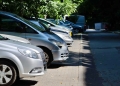 Primăria Timişoara le permite şoferilor să parcheze pe trotuar, pe o stradă din oraş