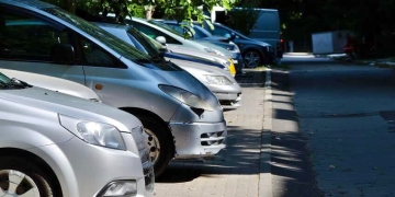 Primăria Timişoara le permite şoferilor să parcheze pe trotuar, pe o stradă din oraş