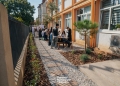 Elevii de la Liceul „Grigore Moisil”, la prima lecție în aer liber în curtea verde amenajată de Primăria Timişoara FOTO