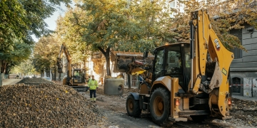 Regenerarea zonei Traian: un sfert din pavajul de piatră naturală este montat şi se introduce un sistem special pentru dezvoltarea arborilor FOTO