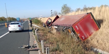 Accident pe autostrada A1, în judeţul Timiş: un tir şi o maşină s-au ciocnit