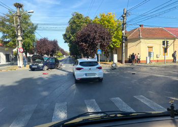 Accident cu trei maşini într-o intersecţie din Timişoara! Un bărbat a ajuns la spital