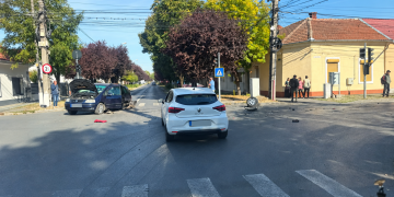Accident cu trei maşini într-o intersecţie din Timişoara! Un bărbat a ajuns la spital