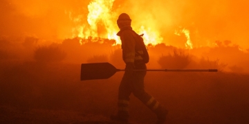 Incendiu de vegetaţie uscată în apropierea unui cimitir din Banat! Un bătrân de 83 ani a fost găsit carbonizat