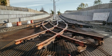 Avansează lucrările la Pasajul Solventul. Se montează se montează aparatele de cale, se fac finisaje