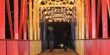 Pasarela pietonală de pe Bega, finalizată la Sânmihaiu Român. Iluminat festiv profesional și reguli stricte de acces