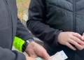 Puterea exemplului. Polițiștii locali din Timișoara au găsit pe stradă un portofel plin cu bani și acte și l-au înapoiat proprietarului