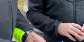 Puterea exemplului. Polițiștii locali din Timișoara au găsit pe stradă un portofel plin cu bani și acte și l-au înapoiat proprietarului