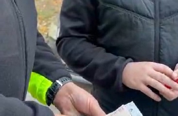 Puterea exemplului. Polițiștii locali din Timișoara au găsit pe stradă un portofel plin cu bani și acte și l-au înapoiat proprietarului