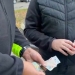 Puterea exemplului. Polițiștii locali din Timișoara au găsit pe stradă un portofel plin cu bani și acte și l-au înapoiat proprietarului