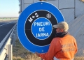 Pregătiri pentru sezonul rece pe drumurile din vestul ţării! Se montează indicatoarele de iarnă