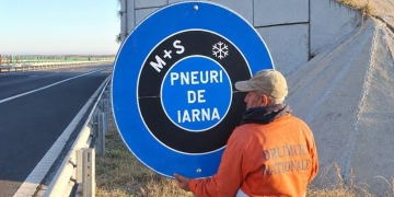 Pregătiri pentru sezonul rece pe drumurile din vestul ţării! Se montează indicatoarele de iarnă