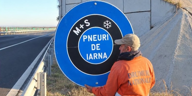 Pregătiri pentru sezonul rece pe drumurile din vestul ţării! Se montează indicatoarele de iarnă