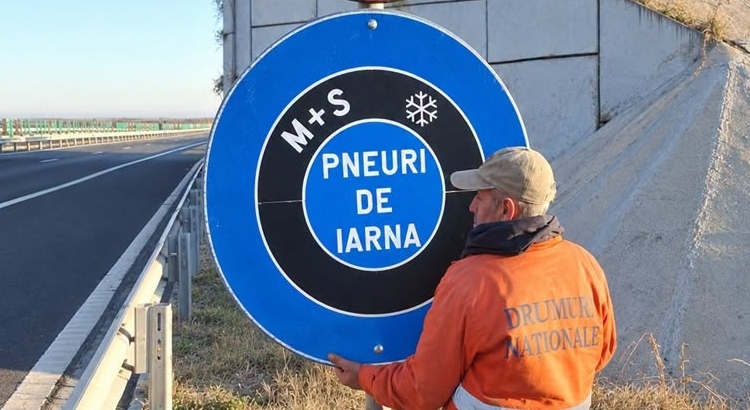 Pregătiri pentru sezonul rece pe drumurile din vestul ţării! Se montează indicatoarele de iarnă