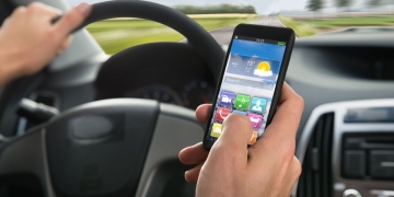 Poliţiştii din Timiş, ample controale cu scopul de a-i prinde pe şoferii care folosesc telefonul la volan
