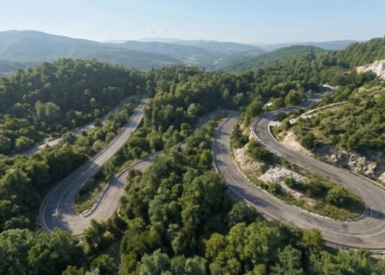Un drum spre inima munților. Modernizarea DJ 684 deschide poarta turismului în zona Coșava – Tomești – Luncanii de Jos