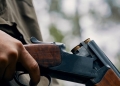Bărbat căutat de oamenii legii din Banat cu drone şi un câine de urmă, după ce a furat o armă de vânătoare